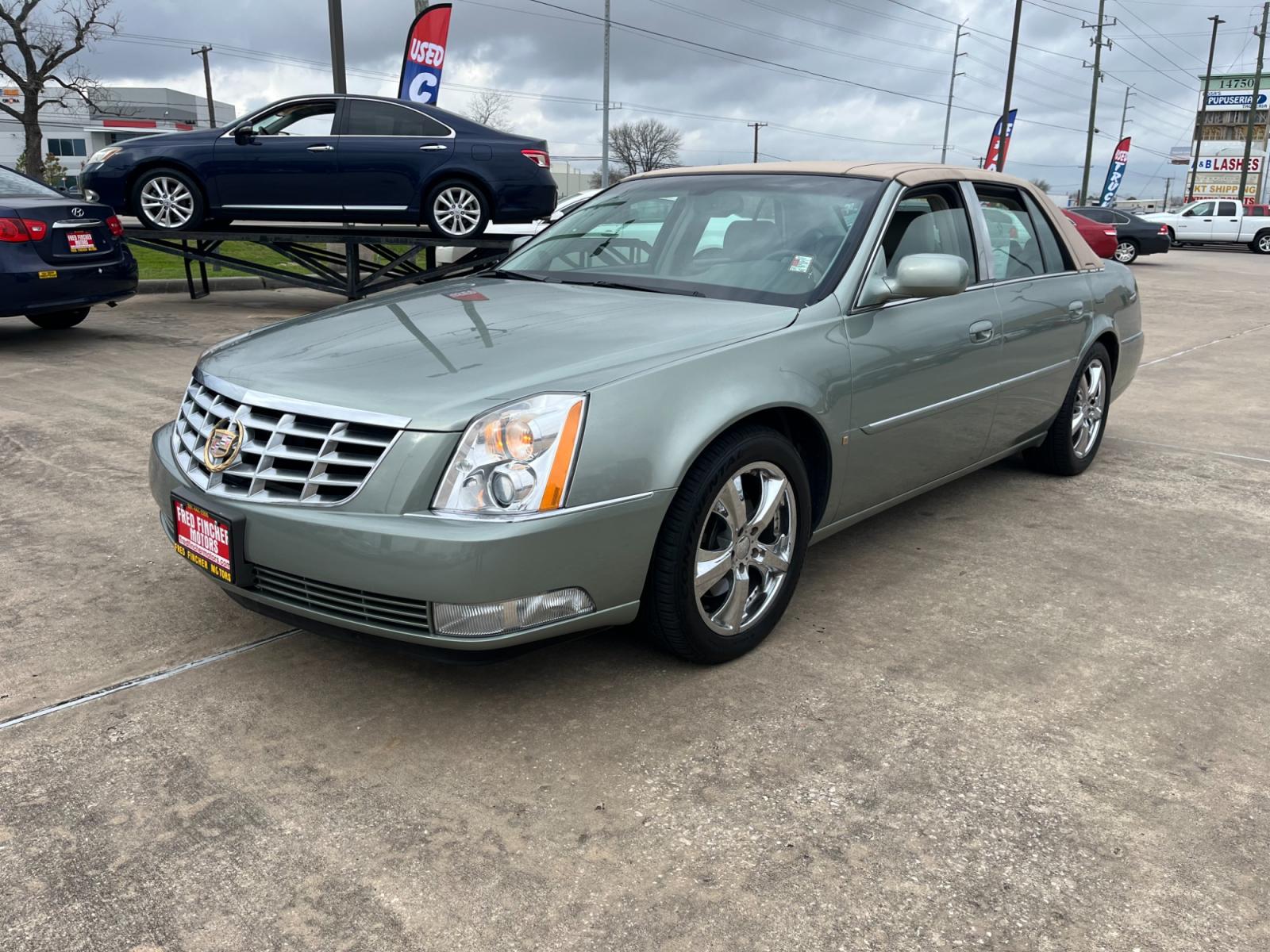 2006 green /TAN Cadillac DTS Sedan (1G6KD57Y96U) with an 4.6L V8 DOHC 32V engine, 4-Speed Automatic Overdrive transmission, located at 14700 Tomball Parkway 249, Houston, TX, 77086, (281) 444-2200, 29.928619, -95.504074 - Photo #2